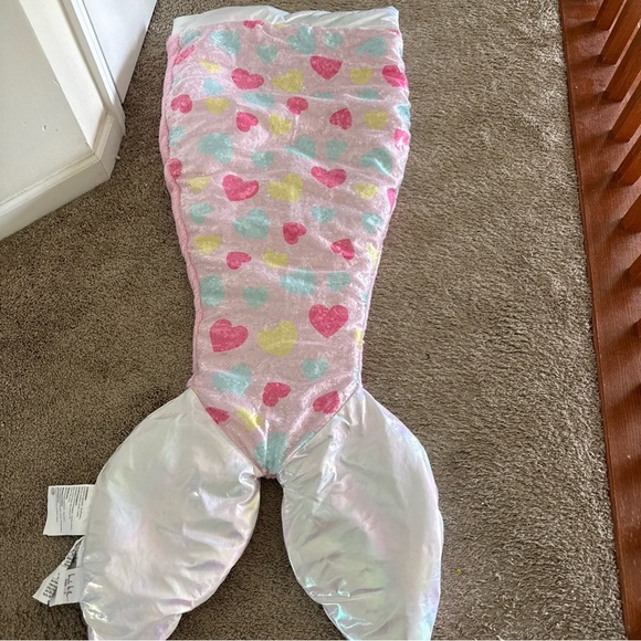 Nicole Miller Other - Nicole Miller White and Pink Home Blanket